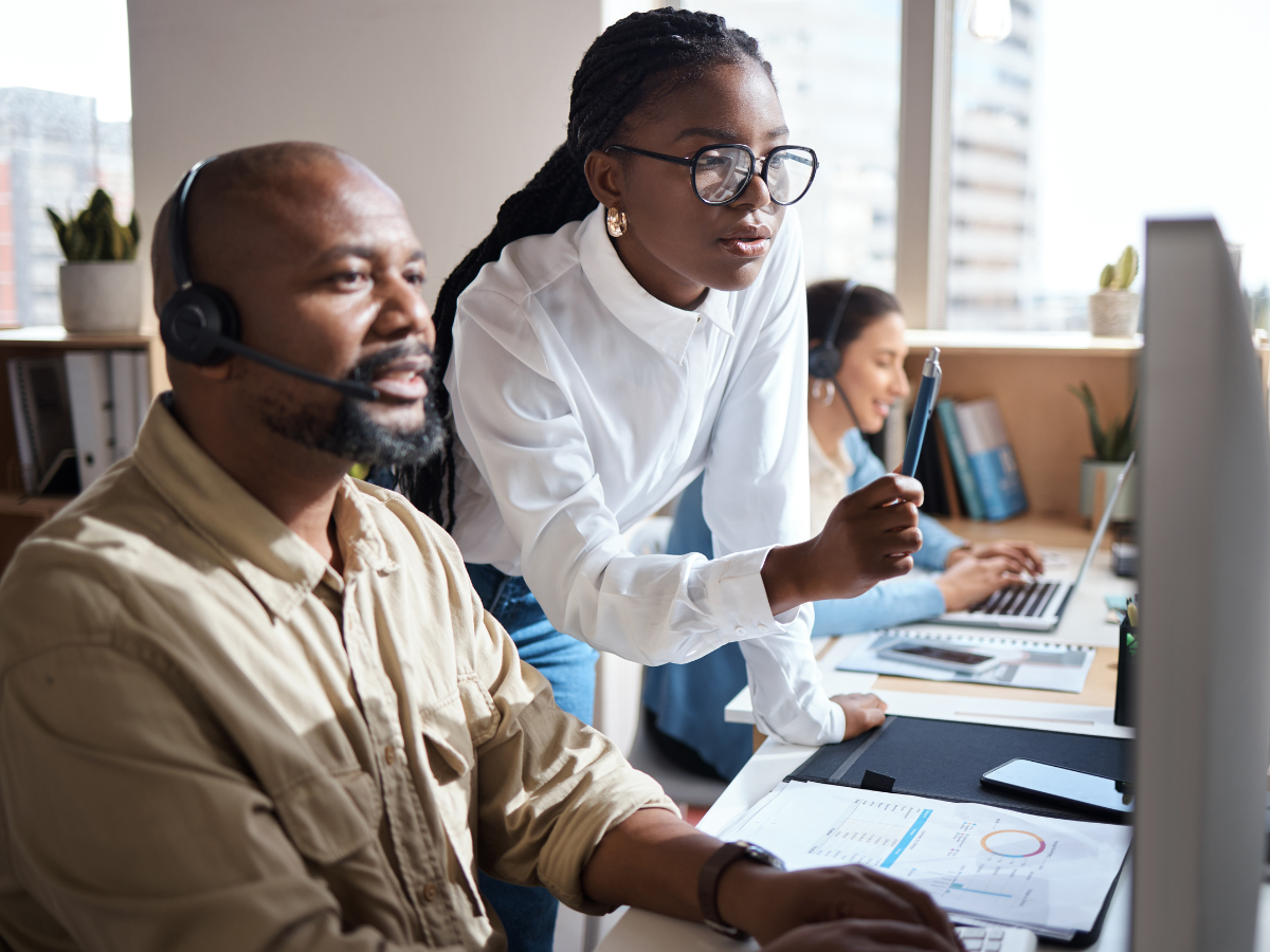 Contact-centre agents reviewing a recovery case together